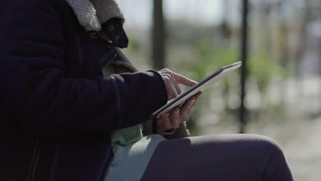 Ausgeschnittene-Aufnahme-Einer-Frau,-Die-Ein-Tablet-Hält-Und-Auf-Dem-Touchscreen-Tippt