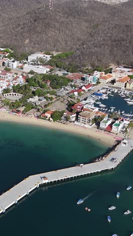 Vista-Vertical-De-Drones-De-La-Bahía-De-Santa-Cruz,-Huatulco,-Oaxaca,-México