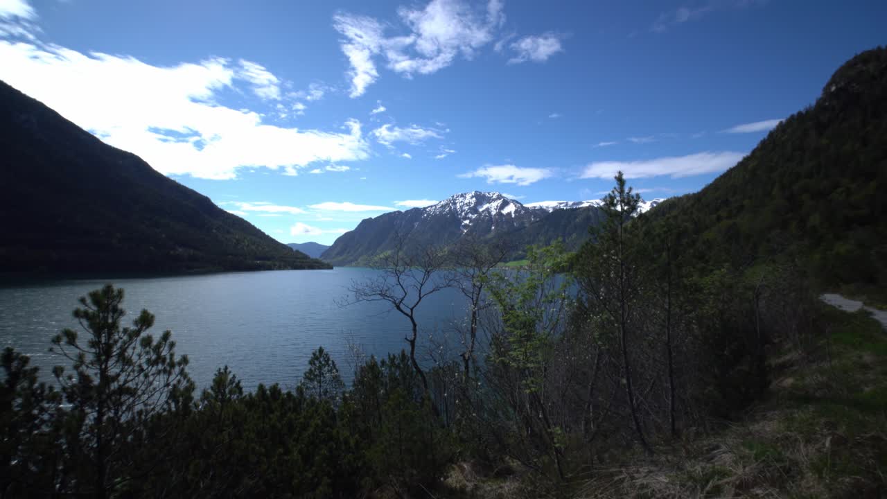 sendero de senderismo en los alpes austriacos por el achensee en el tirol