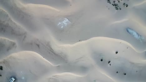 Toma-Aérea-Giratoria-Sobre-El-Seco-Paisaje-Desértico-Del-Desierto-De-Salamayuca-En-El-Estado-De-Chihuahua-Cerca-De-Ciudad-Juárez-Durante-Un-Viaje-Por-México-Con-Vistas-A-Las-Colinas-Arenosas-Y-Las-Plantas-Del-Desierto.