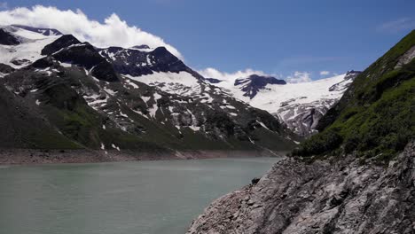 Montañas-Rocosas-Nevadas-En-El-Lago-Stausee-Wasserfallboden-En-Kaprun,-Austria