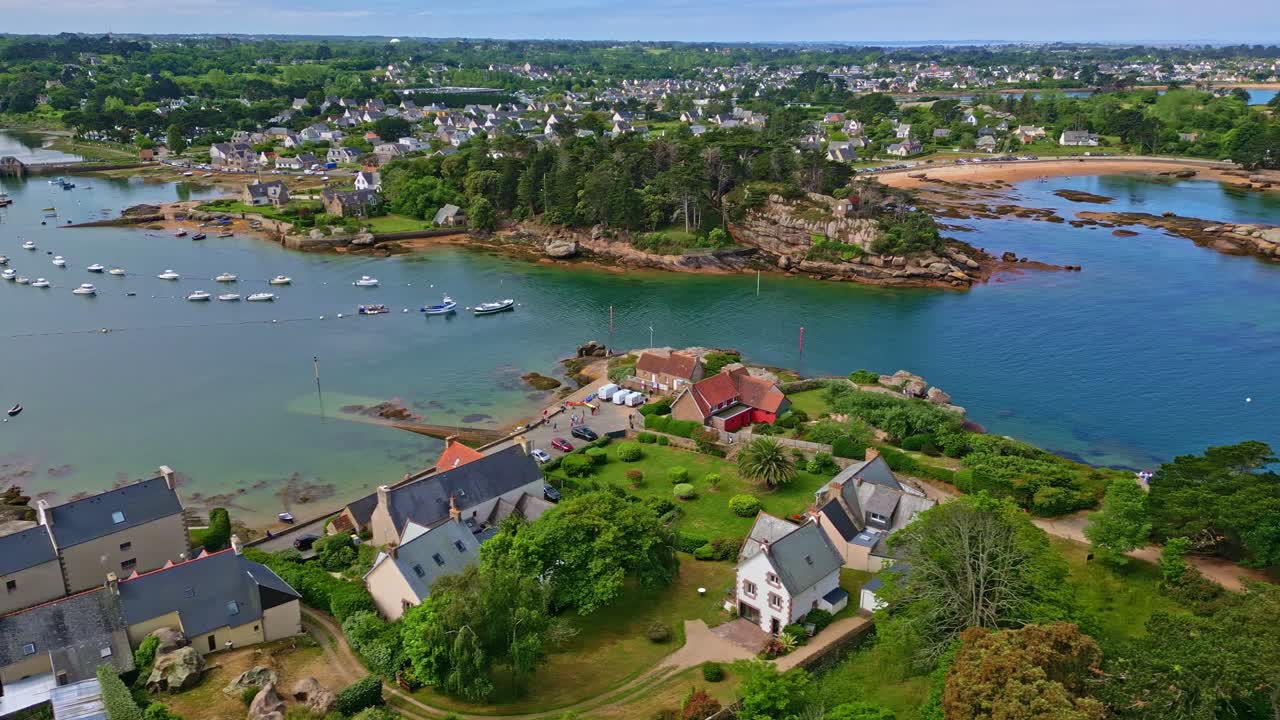 Přístav Ploumanach v Perros-Guirec, Bretaň, Francie. Letecký záběr dronem z boku.