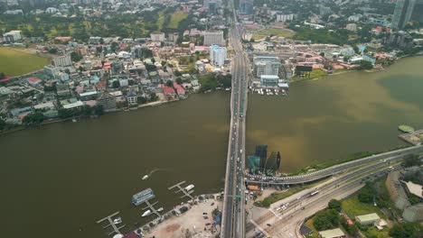 tráfico y paisaje urbano de la isla victoria, lagos, nigeria con el puente falomo, la facultad de derecho de lagos y la torre del centro cívico