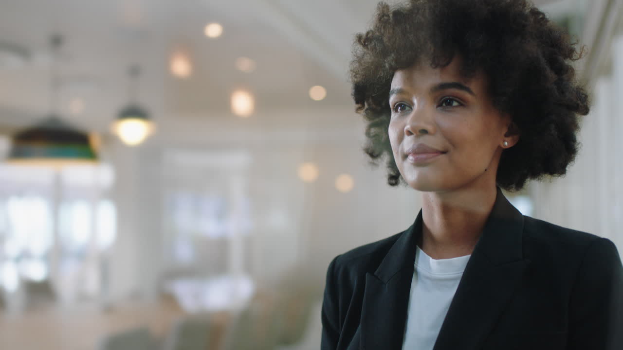 mujer de negocios negra inteligente que usa un teléfono inteligente en la oficina enviando mensajes de texto enviando correos electrónicos planeando reuniones conectándose en línea navegando mensajes en la tecnología de teléfono móvil 4k