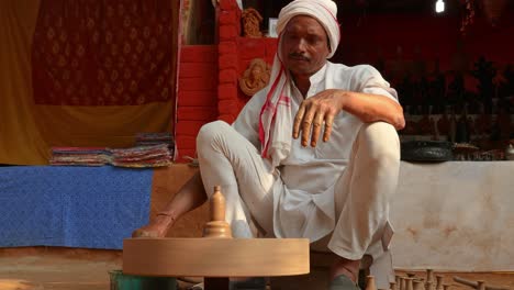 el alfarero en el trabajo hace platos de cerámica. india, rajasthan.
