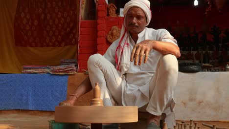 der töpfer macht keramikgeschirr. indien, rajasthan.