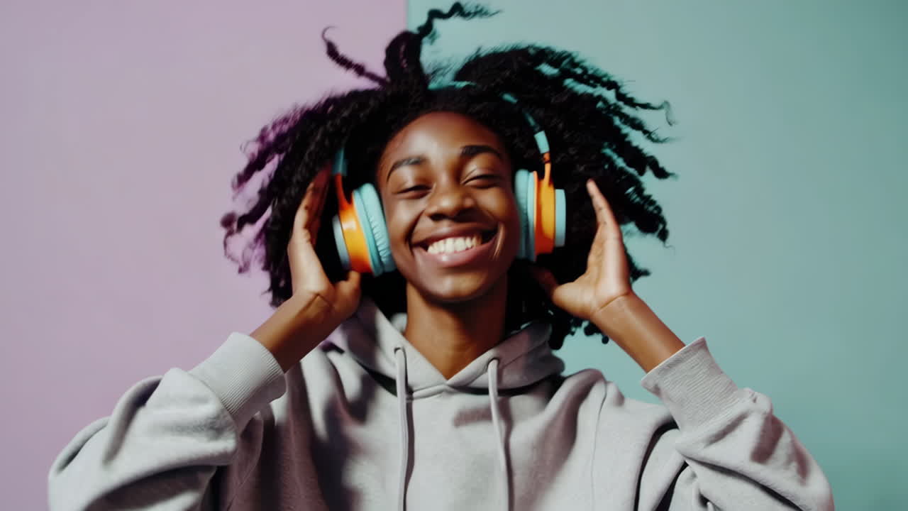 mujer feliz con auriculares