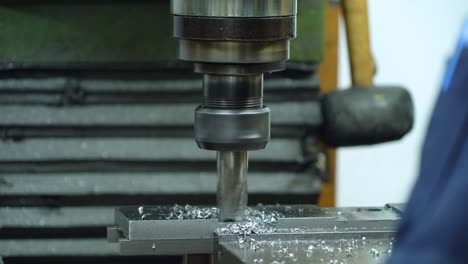 la fibra metálica está girando alrededor del gran taladro de acero motor de máquina de torno metálico, fabricante de tecnología en proceso de operación en la fábrica de plantas de fabricación de la industria. equipos de productos crudos en el almacén.