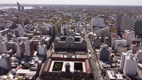 A-dynamic-aerial-shot-of-the-Universidad-de-la-Republica-public-law-school-in-Montevidio-City,-Uruguay