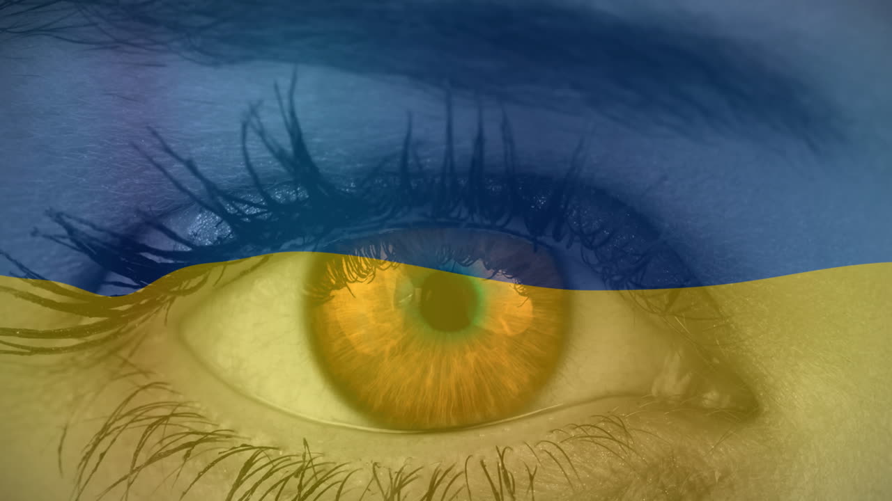 Animazione della bandiera dell'Ucraina che sventola sopra l'occhio aperto di una donna caucasica