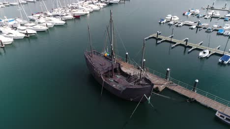 antiguo barco en el puerto de baiona vista aérea