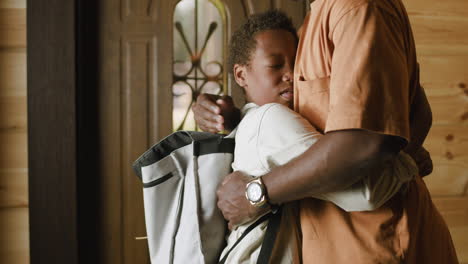 niño triste abrazando a su padre y luego saliendo de casa