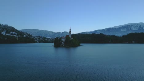 Die-Kamera-Nähert-Sich-Langsam-Einer-Kleinen-Insel-In-Der-Mitte-Des-Bleder-Sees-Mit-Einem-Weißen-Kirchengebäude