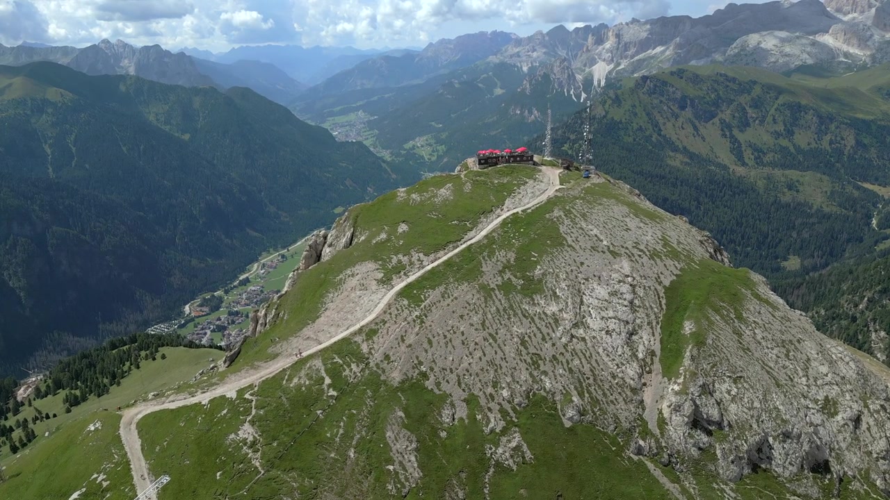Aéreo 4K das Dolomitas no Trentino-Alto Ádige, Itália, em agosto de 2024