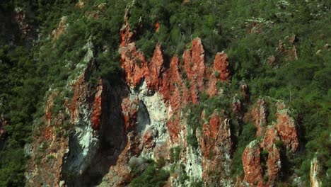 Acantilados-De-Roca-De-Color-Mineral-En-Nueva-Zelanda,-Montaña-Del-Arco-Iris