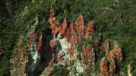 acantilados de roca de color mineral en nueva zelanda, montaña arco iris