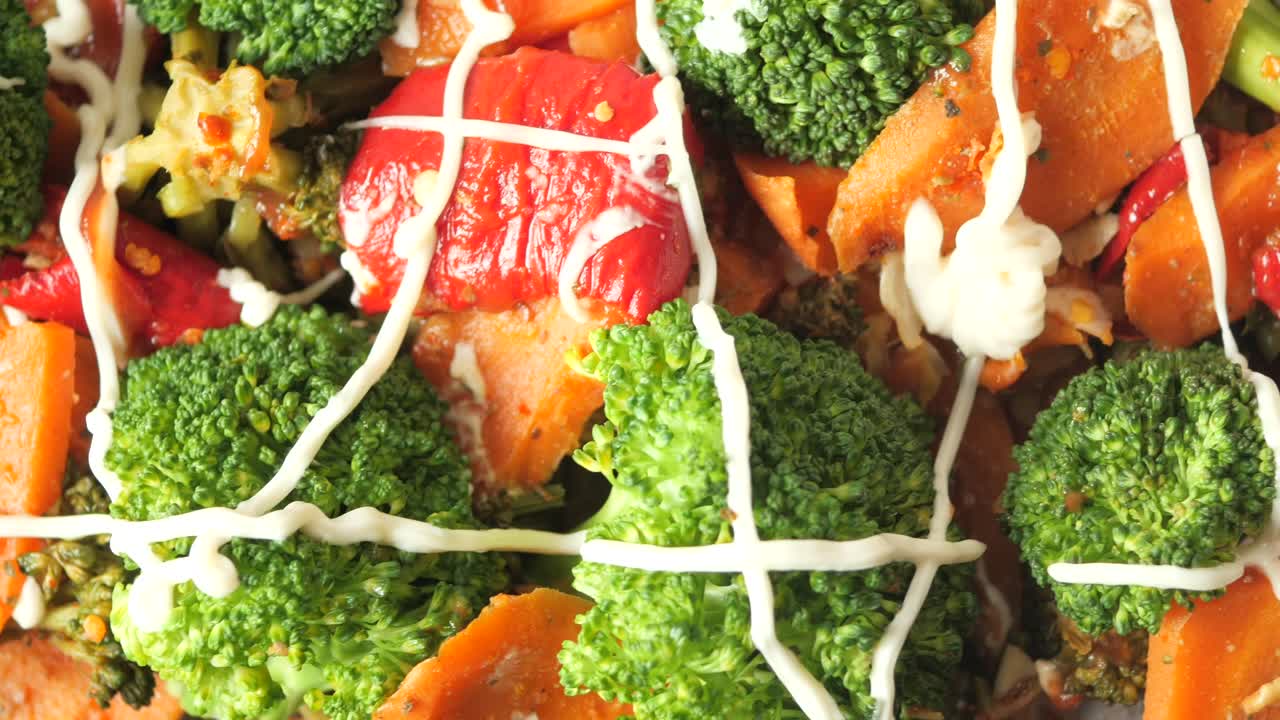 크림 소스와 함께 구운 채소