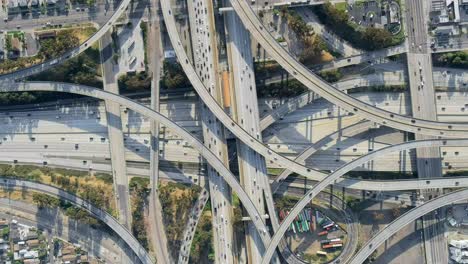 El-Cruce-De-La-Autopista-Spaghetti-Bowl-De-La-Interestatal-110-Y-La-I-105---Vista-Aérea-Recta-Hacia-Abajo