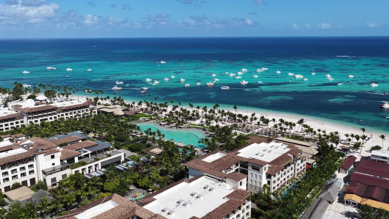 Türkisfarbener Strand in Punta Cana in La Altagracia, Dominikanische Republik. Strandlandschaft. Innenstadtbezirk. Reiseziel. Türkisfarbener Strand in Punta Cana in La Altagracia, Dominikanische Republik