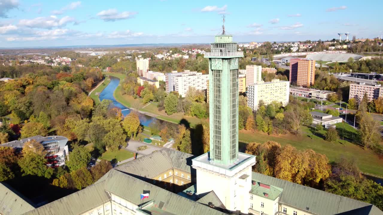 오스트라바 의 시계 와 전망탑 체코 공화국 의 코메니우스 정원 과 오스트라비체 강 을 가진 새로운 시청