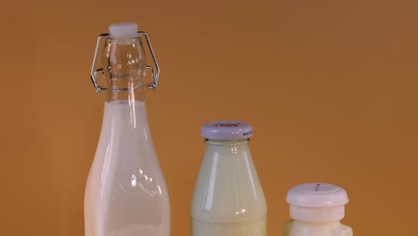varios productos lácteos dispuestos en una mesa