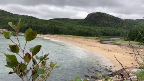 Playa-De-Arena-Panorámica-De-Tiro-Ancho-De-4k-En-El-Parque-Nacional-De-Acadia