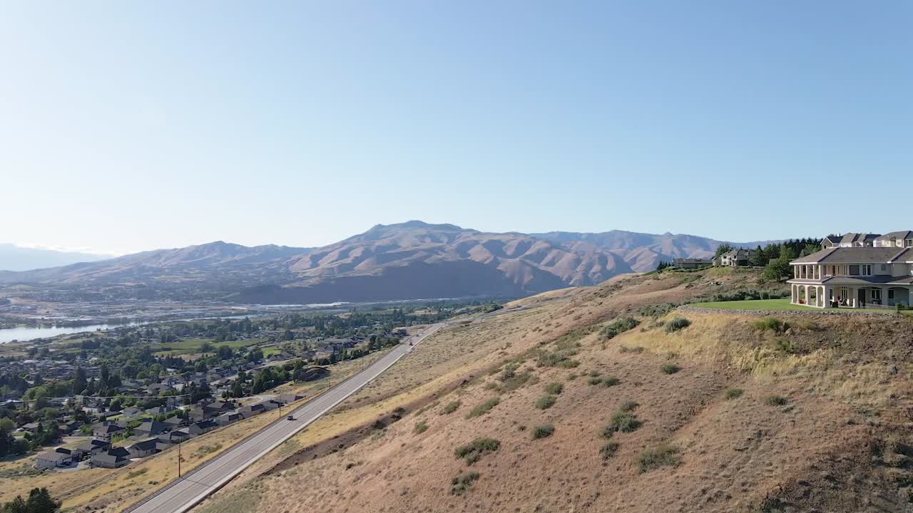 wenatchee, washington, usa 및 배경 공중의 캐스케이드 범위 근처의 고속도로