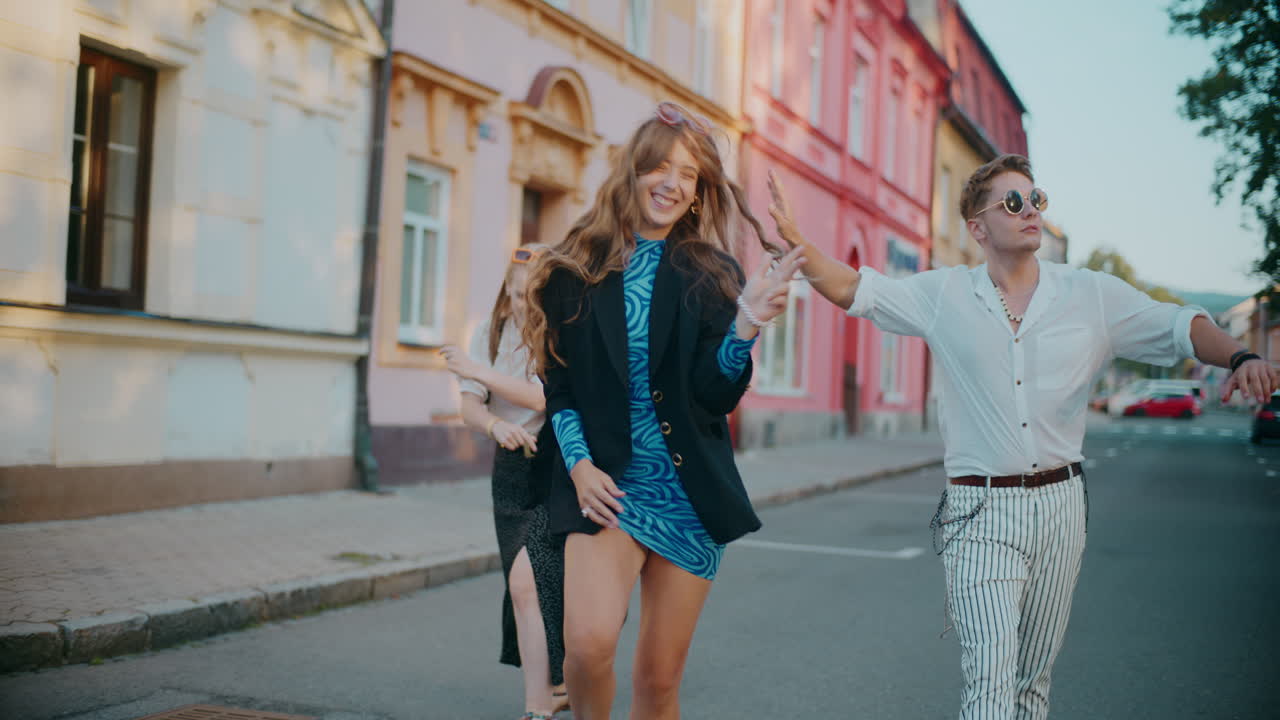 도시 거리에서 춤추는 친구들