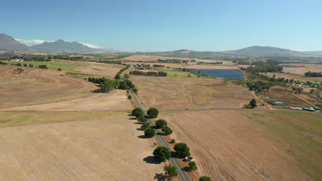 Vista-Panorámica-De-Las-Tierras-Bajas-En-La-Reserva-Natural-De-Simonsberg-En-Stellenbosch-Cerca-De-La-Región-Vinícola-En-La-Provincia-Del-Cabo-Occidental,-Sudáfrica