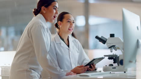 científico, mujeres y trabajo en equipo en tableta