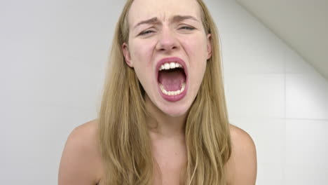 mujer desesperada gritando en el baño