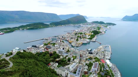 Imágenes-Aéreas-De-La-Ciudad-De-Alesund-Noruega