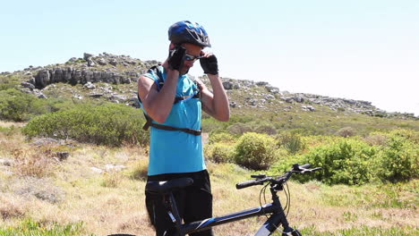 hombre preparándose para ir en bicicleta