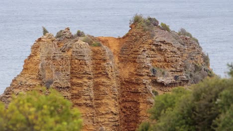 las olas del océano golpeando un acantilado escarpado