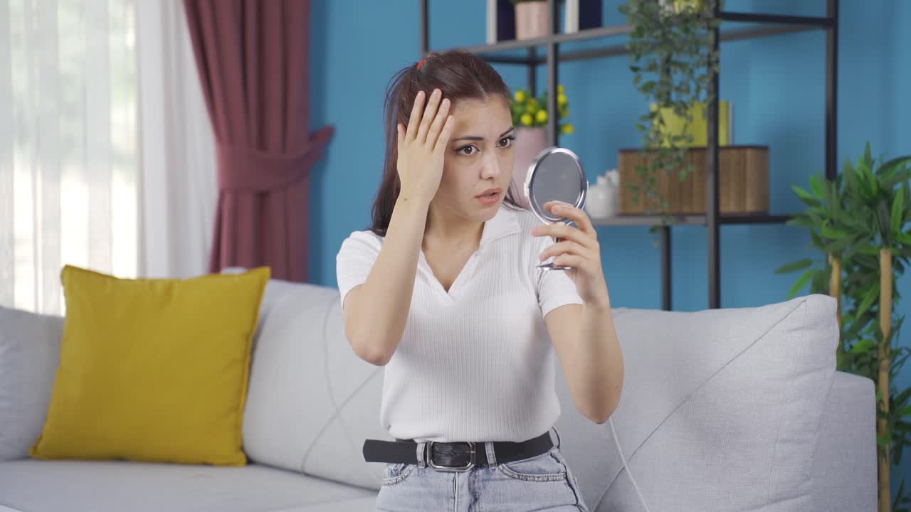 자신을 못생겼다고 생각하는 젊은 여성.