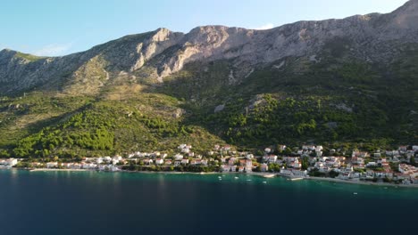 Malerische-Adriaküste-Dalmatiens-In-Brist,-Kroatien---Drohnenaufnahme-Aus-Der-Luft