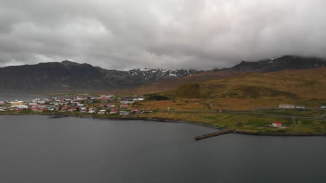 冰島的gundarfjörður (gundarfjordur) 位於kirkjufell山附近的一座小鎮