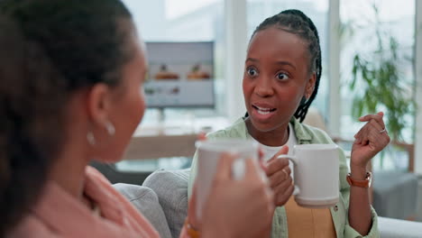 Café,-Conversación-Y-Amigas-En-Un-Sofá