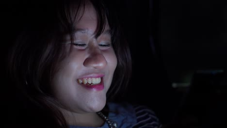 ella brilla, sus ojos brillan brillantemente, extendiendo calor como la luz de la mañana