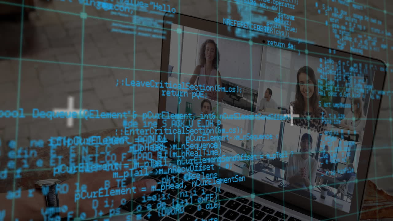 animación del procesamiento de datos sobre un hombre de negocios caucásico haciendo una videollamada con sus colegas