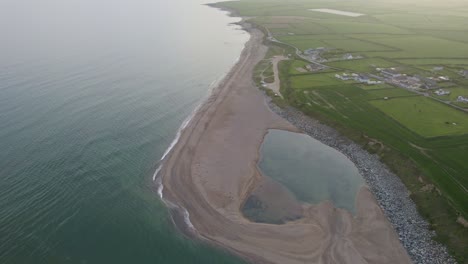 Cullenstown-Beach-Wexford-Sonnenuntergang-An-Einem-Frühen-Frühlingstag,-Goldener-Sand-Und-Tiefblaues-Meer