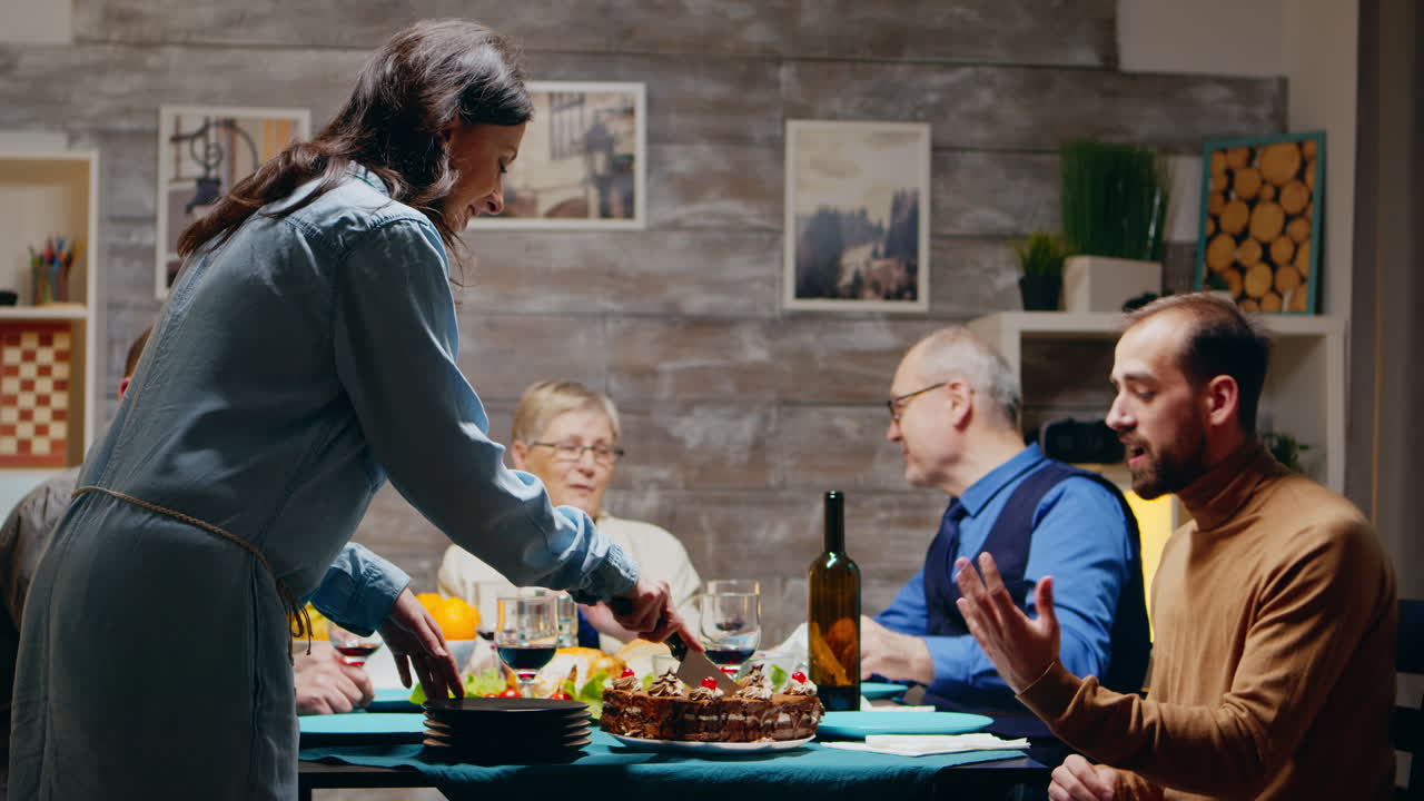 mujer caucásica cortando el pastel de su cumpleaños