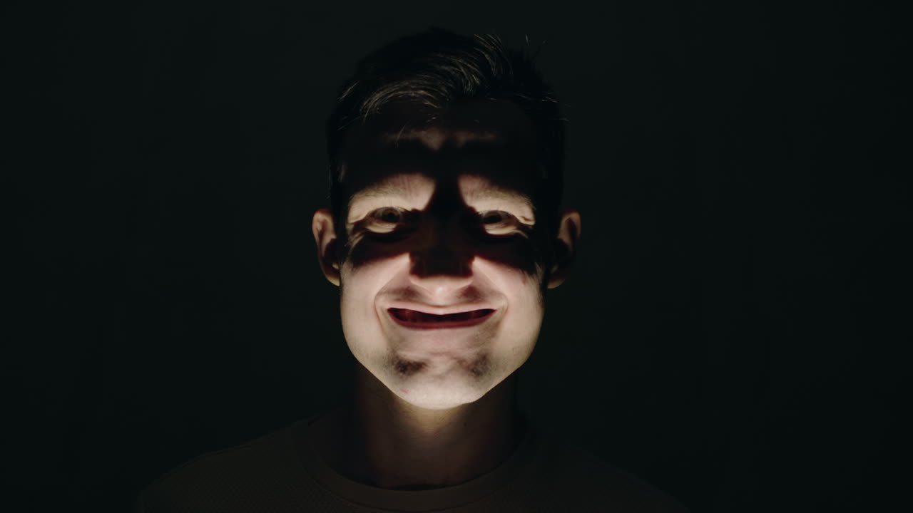 primer plano de un hombre con una expresión intensa