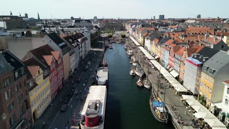 Sobrevuelo-Aéreo-Puerto-De-Nyhavn,-Copenhague,-Dinamarca