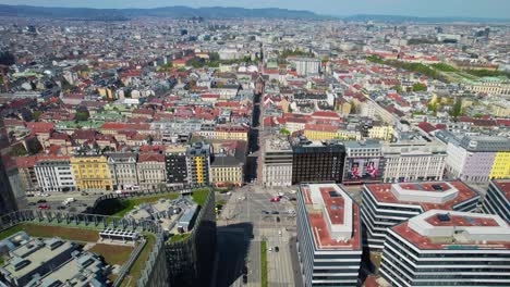 Vista-Aérea-Del-Paisaje-Urbano-De-Viena-Junto-A-La-Estación-De-Tren,-Drones-Volando-Sobre-La-Ciudad,-Día