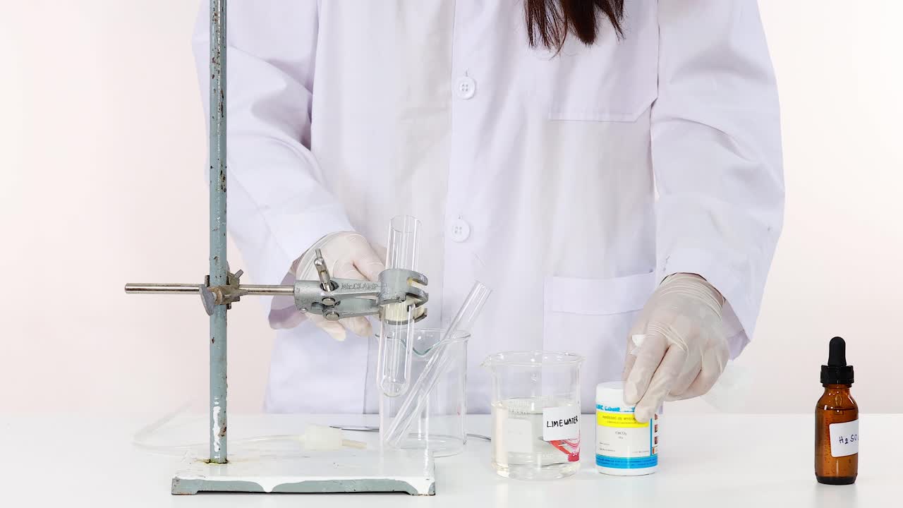 demostración de una reacción química en un entorno de laboratorio