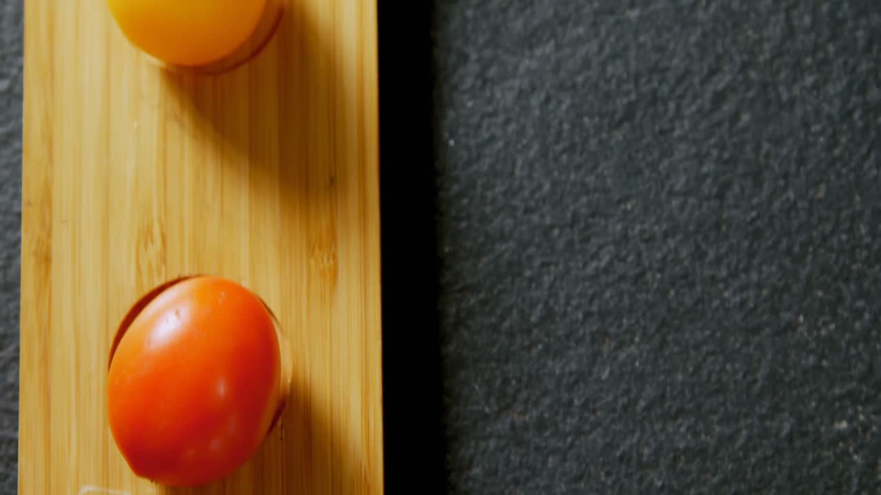 회색 배경 4k 4k에 나무 트레이에 다양한 토마토를 배열