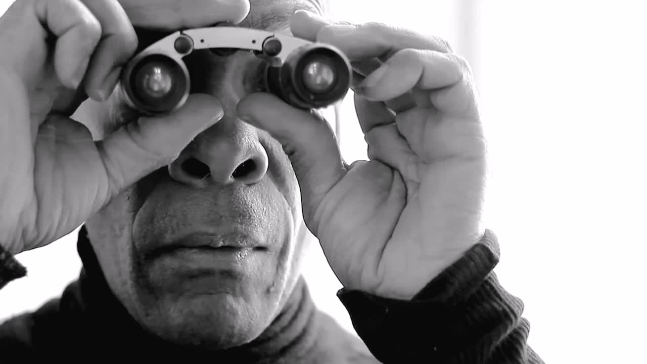 guardando attraverso i binocoli guardare avanti per il futuro con le persone stock video stock footage