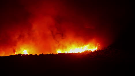 Tiro-De-Humo-Blanco-Saliendo-Del-Fuego-Ardiendo-En-Una-Noche-Oscura