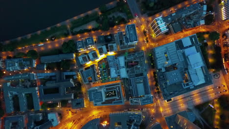 Hiperlapso-De-Tiempo-De-Frankfurt-Am-Main,-Tráfico-De-La-Ciudad-De-Noche-De-Alemania-Con-Calles-Iluminadas-En-Naranja,-Vista-Aérea-De-Pájaros-Vista-De-Arriba-Hacia-Abajo